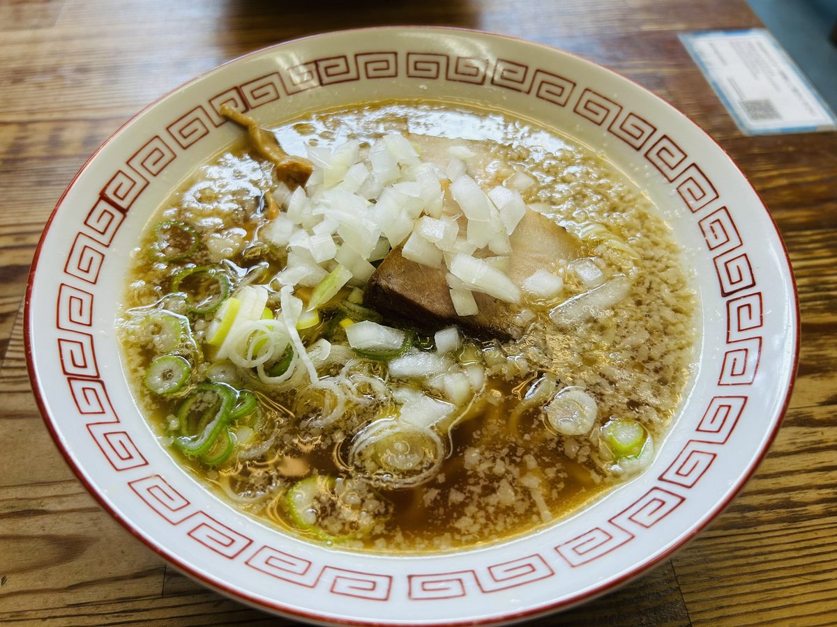 naotaro0202's tweet photo. 『喜多方食堂浅草本店』さんで、背脂の醤油ラーメン、玉ねぎ無料なのでもちろんトッピング。
朝7時から営業とは有り難い！食べて、ホテルに戻ってすぐ二度寝に突入〜
#稲荷町 #田原町 #喜多方食堂 #朝ラーメン #背脂 https://t.co/NhFFUtfbFB