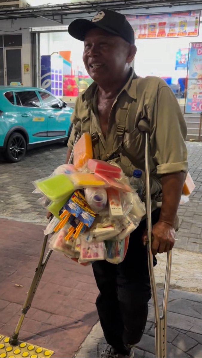 mamahmuda1_'s tweet photo. Pak Rahman penjual asongan keliling tanpa 1 kaki karena sakit kakinya di amputasi, semangar bapaknya mencari nafkah keliling dengan tongkatnya dari jam 11 siang sampai besok paginya jalan keliling jaktim (sekitar pulo gadung, kp melayu, kramat jati)

kebetulan aku ketemu bapaknya jam 10 lewat di dekat halte bidara cina (sekitar kp melayu).
buat temen2 yg ketemu bapaknya boleh bantu dibeli jualannya ya, murah meriah dibawah 10k🥹🥹🥹
Yuk larisin dagangan bapaknya￼