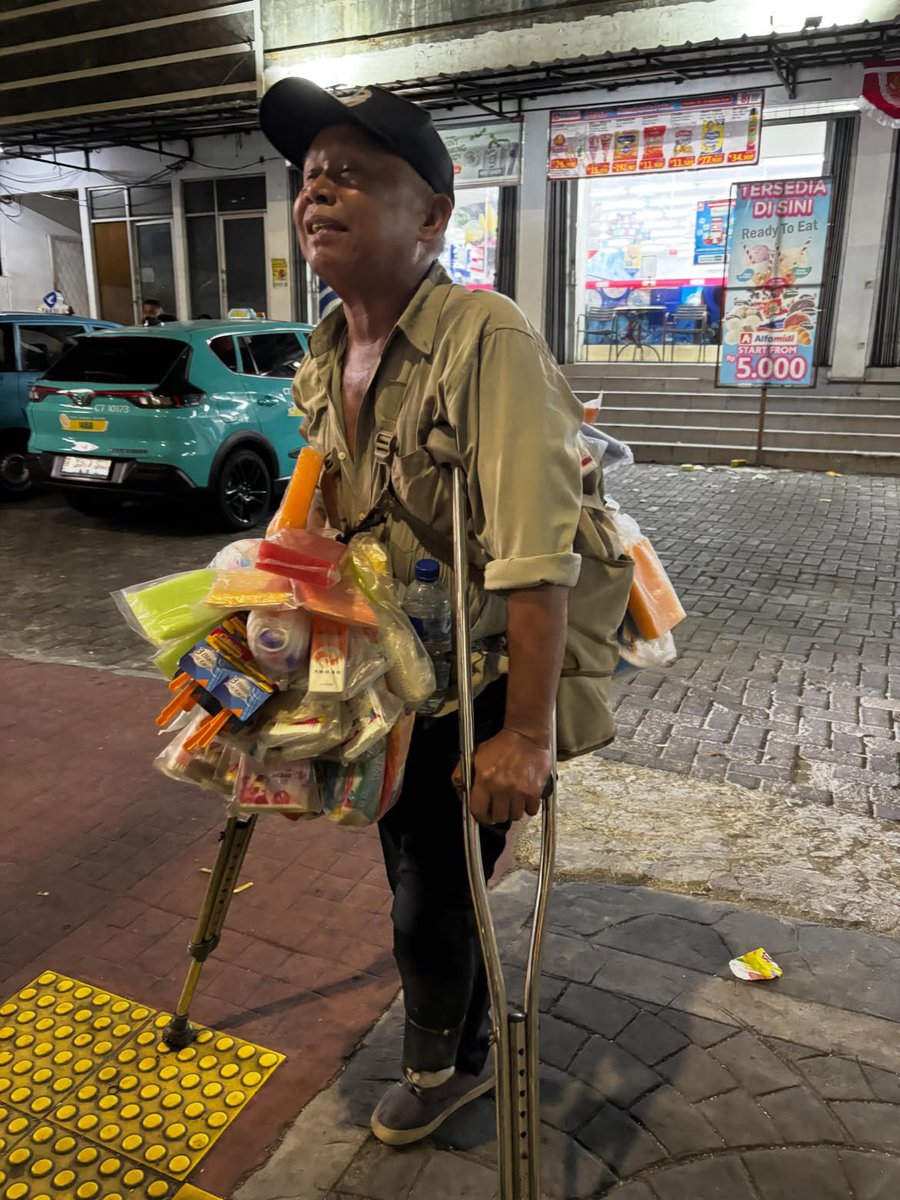 mamahmuda1_'s tweet photo. Pak Rahman penjual asongan keliling tanpa 1 kaki karena sakit kakinya di amputasi, semangar bapaknya mencari nafkah keliling dengan tongkatnya dari jam 11 siang sampai besok paginya jalan keliling jaktim (sekitar pulo gadung, kp melayu, kramat jati)

kebetulan aku ketemu bapaknya jam 10 lewat di dekat halte bidara cina (sekitar kp melayu).
buat temen2 yg ketemu bapaknya boleh bantu dibeli jualannya ya, murah meriah dibawah 10k🥹🥹🥹
Yuk larisin dagangan bapaknya￼