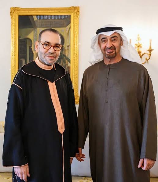 Mohamed38677577's tweet photo. حكاية مروكية
ملي كنت صغير قالي جدي: "المغرب غاترجع بحال دبي". فرحت، ودازت السنين.. واحد النهار مرض وقالي: "طيب ليا الدعتر نشربو". ما فهمت والو، مشيت عند الوالد سولتو وضحك قالي: "جدك راه كينطق حرف (الزاي) دال، راه بغا الزعتر!".تما فين تفكرت "دبي" وعاد فهمت جدي شنو كان قاصد! 😂 https://t.co/IWxerMASyy