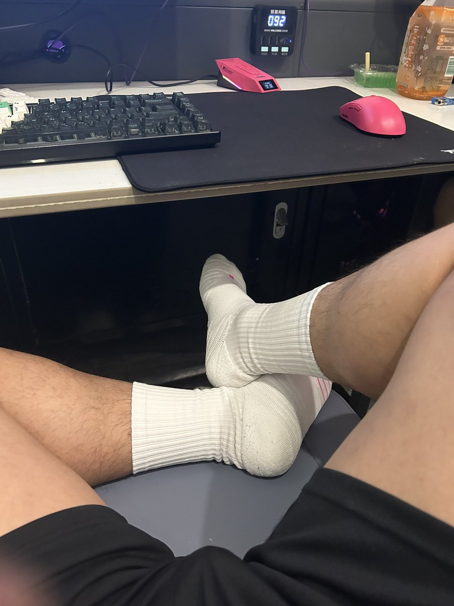 xiaohao779416's tweet photo. 给我舔🦶 骚逼 https://t.co/MjrvX8sxip