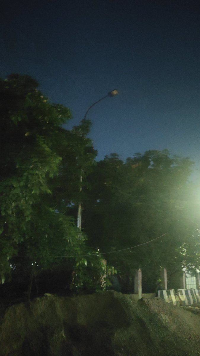 METRajan's tweet photo. @TANGEDCO_Offcl 

Street light not working for a long time.
Pls fix it and switch on.

Location - Outside Skating Rink, Pulla Avenue, Shenoy Nagar, Chennai 600030.

Photo - 14Sep26 7:20PM

Ward 101. https://t.co/k6GOmzj6Lo