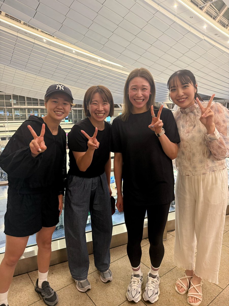 m_ish_0514's tweet photo. トルコ🇹🇷での新シーズンに向けて
石川が旅立ちました🛫
会見を終え笑顔での出国でした！🍮

今シーズンも、たくさんの挑戦を重ねてさらに成長してくれると思います！
行ってらっしゃい👋🏻
#mayuishikawa #石川真佑
マネージャー https://t.co/udUYJzJpxK