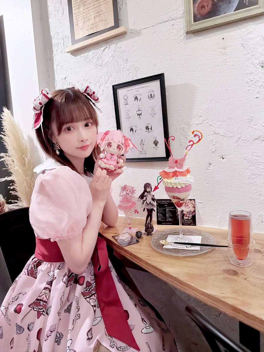 Mayukawaiidoll's tweet photo. 念願のまどマギパフェ🍓🎀
⁡
まどかちゃんの新しい魔法少女衣装のパフェで可愛すぎた…✨️
お酒をいただきながらパフェる本当に幸せ(*˘︶˘*).｡.:*♡ https://t.co/vH2VQVkAhM