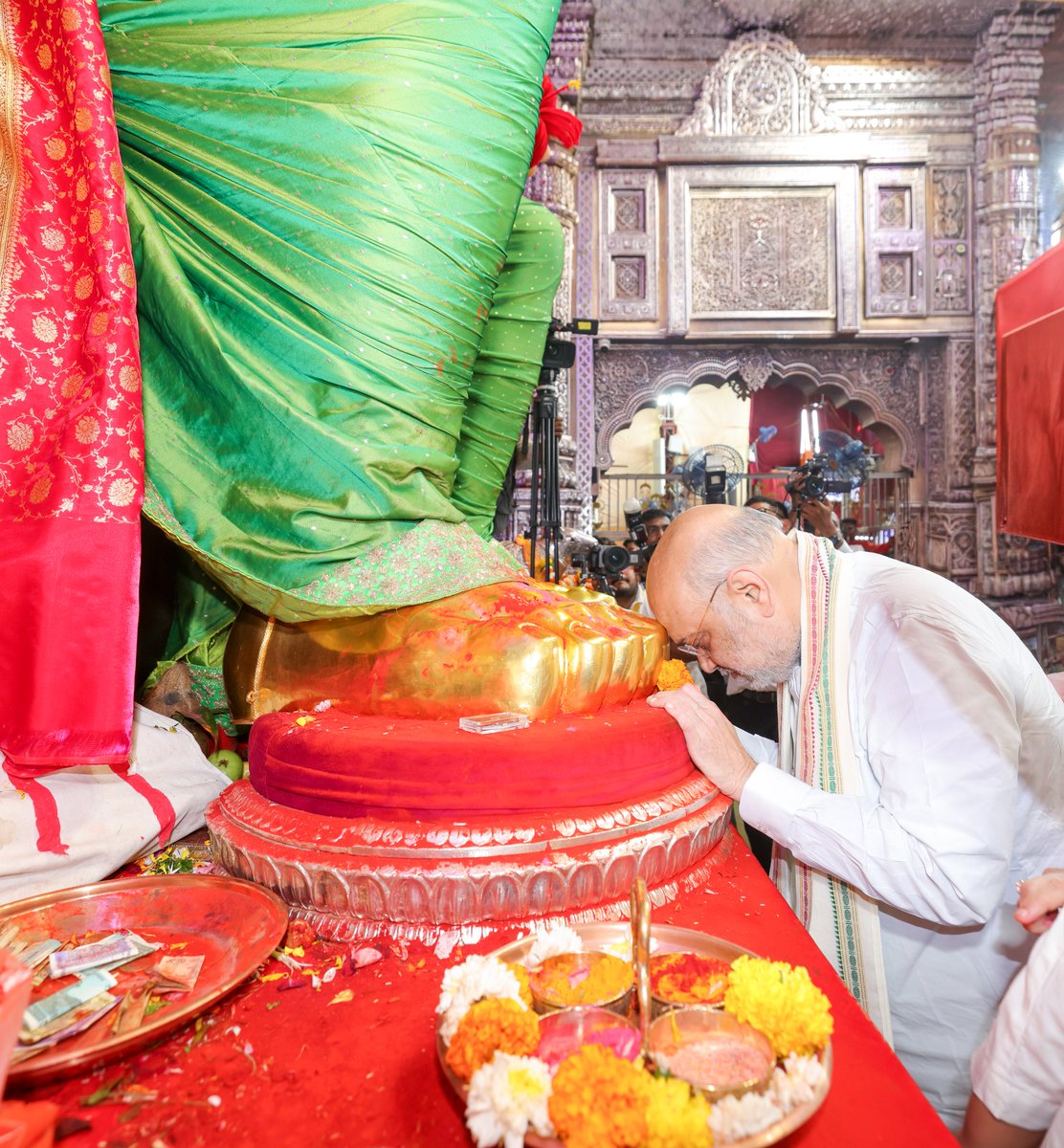 AmitShah's tweet photo. आज मुंबई के प्रसिद्ध 'लालबाग के राजा' के दर्शन कर पूजा-अर्चना की।

करोड़ों श्रद्धालुओं की आस्था का केंद्र बने गणपति बाप्पा के इस विराट स्वरूप के दर्शन की प्रतीक्षा पूरे वर्ष रहती है। विघ्नहर्ता सभी देशवासियों को सुख और समृद्धि का आशीर्���ाद दें।

गणपति बाप्पा मोरया! https://t.co/uwihhyDZ46