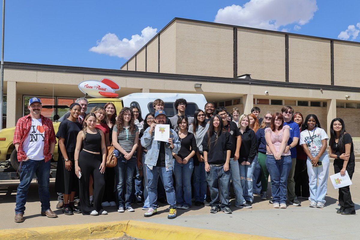 Midland_ISD's tweet photo. Our Midland ISD students had a special opportunity to spend time with John Morris, the voice of Andy from Disney-Pixar’s Toy Story! 🎭🎬

Students from Midland High and Midland Lee High School took part in a Q&A with Morris before getting the chance to do a script read with him, bringing a little bit of Toy Story to life right here in Midland.

Thank you to the  Midland Soup Kitchen for making this experience possible for our students! #ExpectExcellence #StudentExperience