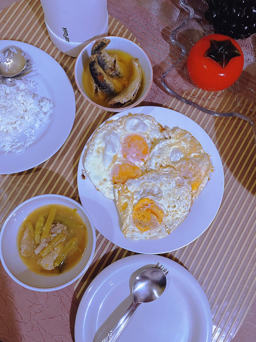 kunjunim's tweet photo. home-cooked Filipino meal featuring white rice, sunny-side-up eggs, a small bowl of spanish style sardines and a side vegetable soup 🍚🍳🍲 #soanishstylesardines https://t.co/o8C97UHHwF
