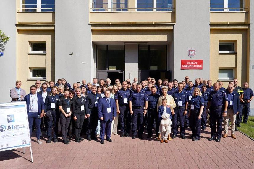 oduvs's tweet photo. Завідувач кафедри кримінального процесу та криміналістики ОДУВС Ганна Тетерятник взяла участь у міжнародній конференції «Штучний інтелект у сфері громадської безпеки. Людина – Відповідальність – Компетентність», яка проходила в Центрі підготовки поліції в м. Легіоново (Польща) https://t.co/gUUSuHZHCw