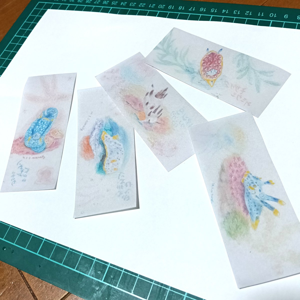 ecaraily's tweet photo. 今日のハンドメイド。ウミウシのロウ引きしおりNEW!!上手い具合に背景が透けました✨️良い感じ☺
#ウミウシ #しおり #ロウ引き #ハンドメイド https://t.co/FWhIIZ1LUO