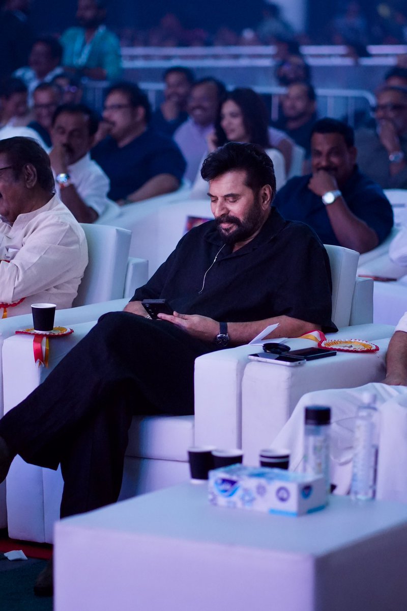 CineSafari's tweet photo. Mammukka just casually reminding everyone who the STYLE KING is. 🔥👑

The look, the attitude, the aura… everything is on another level. ❤️‍🔥

#Mammootty @mammukka https://t.co/BAuojpwLZi