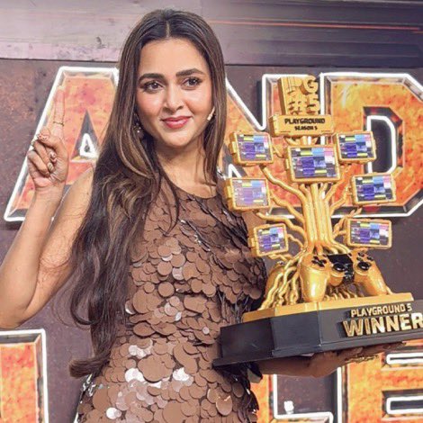 _TejaTroops_'s tweet photo. every time she walks into a reality show she proves “jiska koi ni hota uska bhagwan hota h”, love how she wins it all without trying to pull anyone down &amp; giving her best. hated by all but defeated by none <3 ❤️

AURA SPEAKS. INTENTIONS WIN 🤍

#TejasswiPrakash #PlaygroundSeason5 https://t.co/O3PSxk1Rn7