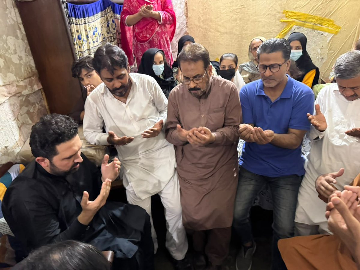 PTIofficial's tweet photo. ”اشتیاق کی قربانی رائیگاں نہیں جائے گی۔“- @SohailAfridiISF 

وزیراعلیٰ نے لاہور میں عاشقِ رسول ﷺ کارکن اشتیاق کے گھر جا کر ان کے اہلِ خانہ سے تعزیت کی اور فاتحہ خوانی کی۔

کارکن عید میلاد النبی ﷺ کی تیاری کے دوران پولیس کے چھاپے کے نتیجے میں گرم کڑاہی میں گرنے سے شدید زخمی ہوا اور بعد ازاں زخموں کی تاب نہ لاتے ہوئے شہید ہوگیا۔

وزیراعلیٰ نے اہلِ خانہ کو ہر ممکن تعاون اور مدد کی یقین دہانی کرائی، جبکہ شہید کے درجات کی بلندی اور جنت میں اعلیٰ مقام کے لیے دعا کی۔

اس موقع پر سیکریٹری جنرل سلمان اکرم راجہ، پنجاب کے اپوزیشن لیڈر، صوبائی کابینہ کے اراکین اور دیگر مقامی رہنما بھی وزیراعلیٰ کے ہمراہ تھے۔