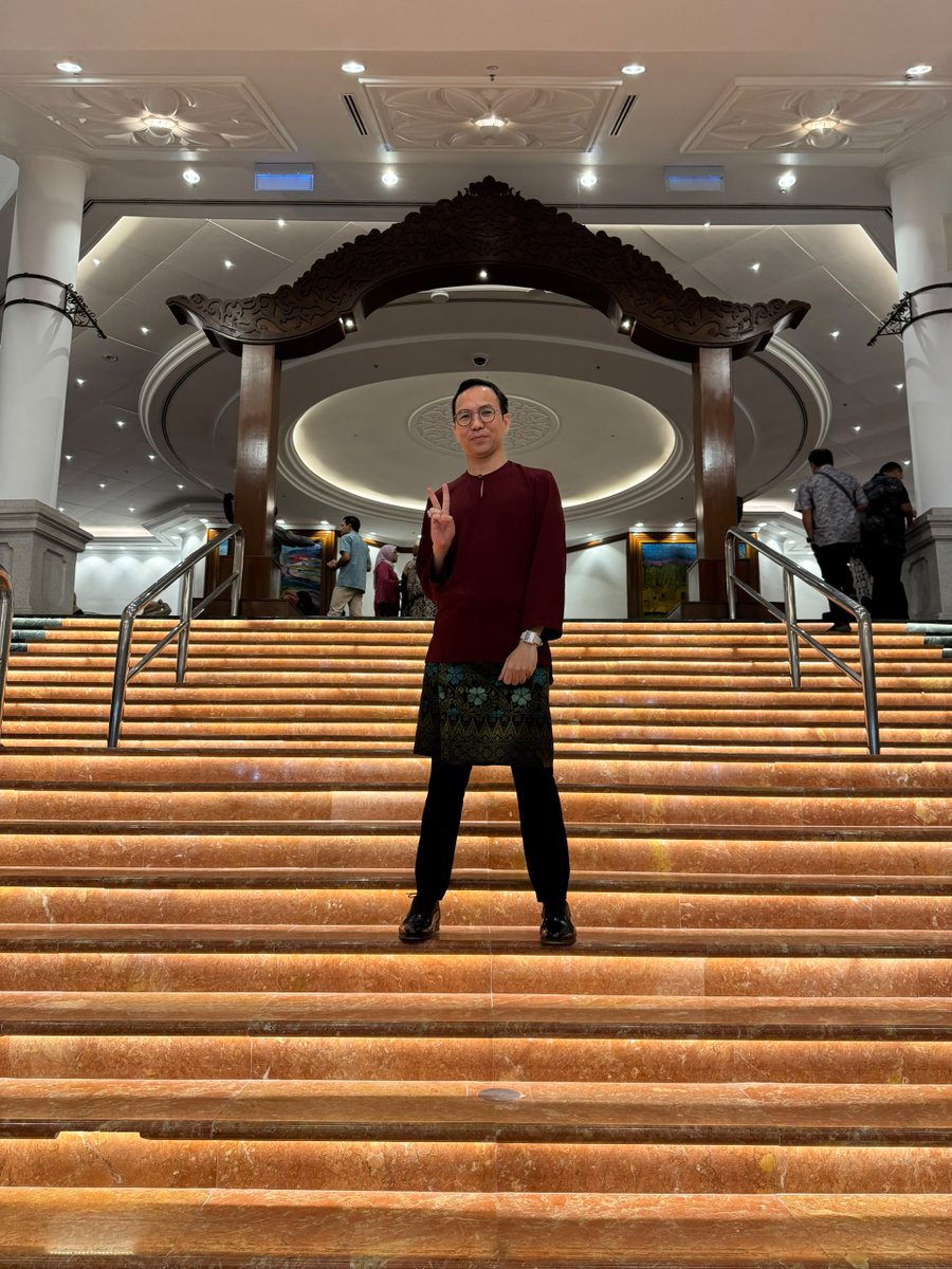 SyimanSyareman's tweet photo. Watched Mansur &amp; Liu at Istana Budaya and now I understand why M. Nasir cast Aliff Aziz as Sultan Mansur. 😂 A love triangle that somehow keeps gaining sides… very on brand. 😭

Jokes aside, M. Nasir’s music + those live vocals? ✨ Malaysian theatre deserves more love. 🎭 https://t.co/phrp1eZyLT