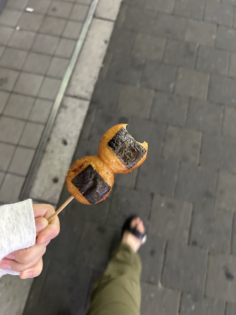 saka_eru's tweet photo. 最近ローソンに好物の揚げ餅が売られていることを知ったので、この秋はコレで太りきる覚悟があります https://t.co/QjCNz63SdU