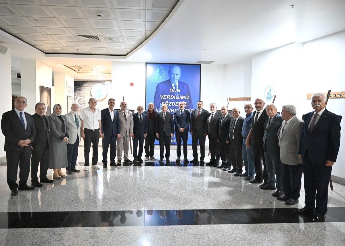 TMU_genelmerkez's tweet photo. DÜN VERDİĞİMİZ SÖZDEYİZ, İLK GİRDİĞİMİZ YERDEYİZ

Liderimiz Sayın Devlet Bahçeli Bey’in Taşmedreseli Ülkücüler  genel merkezini ziyareti. https://t.co/MruYJ6KVjK