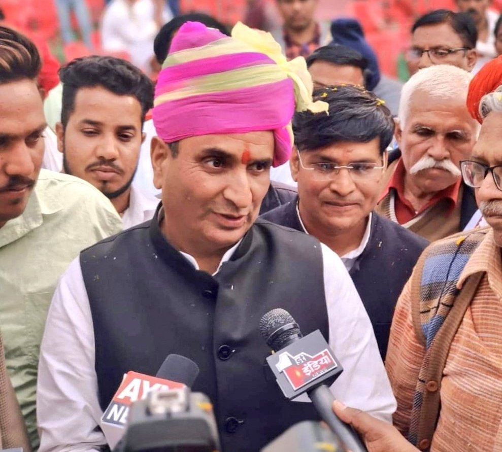 SamantShekhawat's tweet photo. EWS का मुद्दा हो,सामाजिक न्याय की बात हो या संगठन को चुनावी लड़ाई के लिए तैयार करना धर्मेंद्र सिंह राठौड़ लगातार अलग-अलग मोर्चों पर सक्रिय रहे हैं। EWS को पंचायत राज चुनावों में 10% राजनीतिक आरक्षण देने की उनकी मांग इसी सक्रियता का हिस्सा रही है। 
#अजमेर_का_धर्मेंद्र 
@DharmendraS_inc