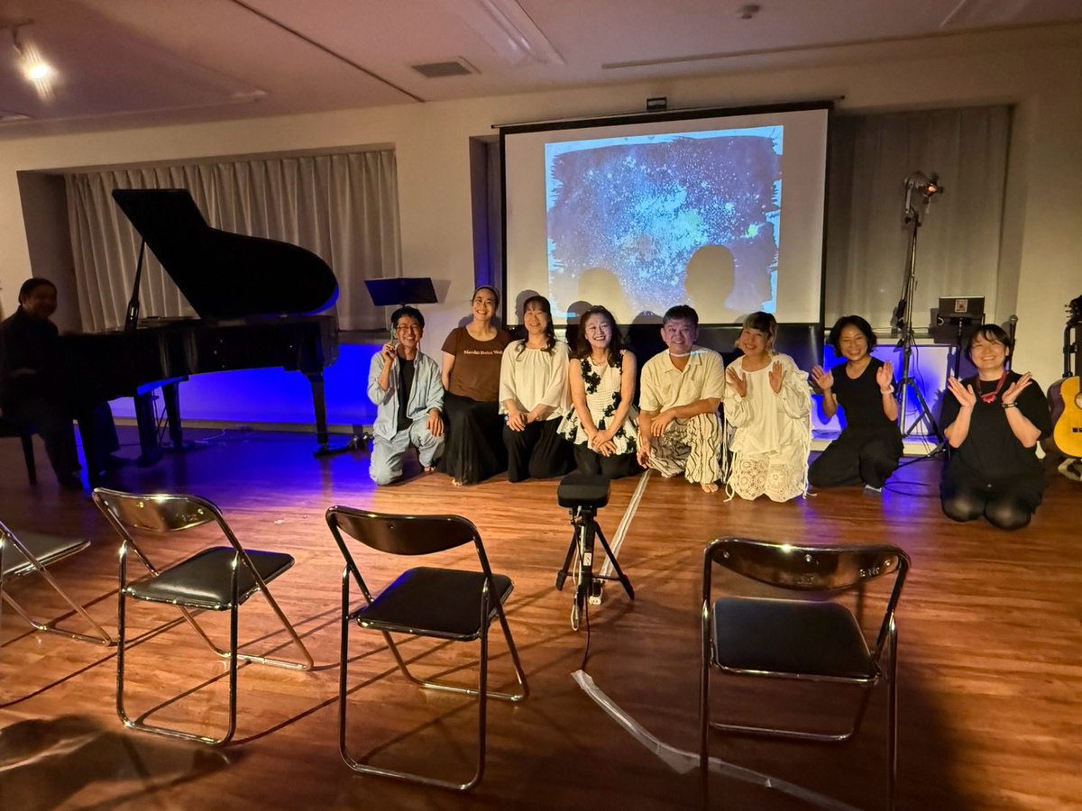 kochiartwarming's tweet photo. kochi art warming YORIAI SESSION vol.2『祭』

KAWメ���バーの中から、毎回組み合わせを変えてお届けする、一夜限りの実験的企画。

メンバーそれぞれが「祭」をテーマにイメージを膨らませ、画像のスクリーン投影と生演奏によって、ジャンルや時代・作られた場所も様々の曲を掛け合わせました。 https://t.co/CYjf2CIKxl