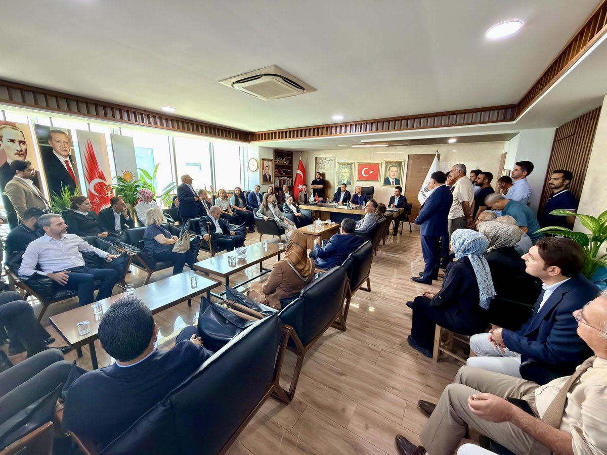 akpartidbakir's tweet photo. 📍 AK Parti Diyarbakır İl Başkanlığı

Tecrübe, istişare ve güçlü teşkilat…

Önceki dönem Gıda, Tarım ve Hayvancılık Bakanımız Sayın Mehmet Mehdi Eker, Milletvekilimiz Sayın Suna Kepolu Ataman, önceki dönem milletvekillerimiz Sayın Oya Eronat, Ebubekir Bal ve Mine Lök Beyaz ve önceki dönem MKYK Üyemiz Sayın Alaattin Parlak ile birlikte İl Yürütme ve Yönetim Kurulu üyelerimizle bir araya geldik.

Diyarbakır’ımızın ihtiyaçlarını, hedeflerini ve teşkilatımızın önümüzdeki dönemde gerçekleştireceği çalışmaları değerlendirdiğimiz buluşmamızda; tecrübe ve istişarenin gücünü bir kez daha ortaya koyduk.

Geçmişten aldığımız tecrübeyi, teşkilatımızın dinamizmiyle birleştirerek Diyarbakır’ımız için daha çok çalışmaya, daha çok üretmeye ve hemşehrilerimizin gönlüne dokunmaya devam edeceğiz.

Cumhurbaşkanımız Sayın Recep Tayyip Erdoğan’ın liderliğinde, birlik ve beraberlik içerisinde Türkiye Yüzyılı hedeflerimiz doğrultusunda Diyarbakır için gece gündüz çalışmayı sürdüreceğiz.

Birlikte güçlüyüz, teşkilatımızla daha güçlüyüz. 🇹🇷