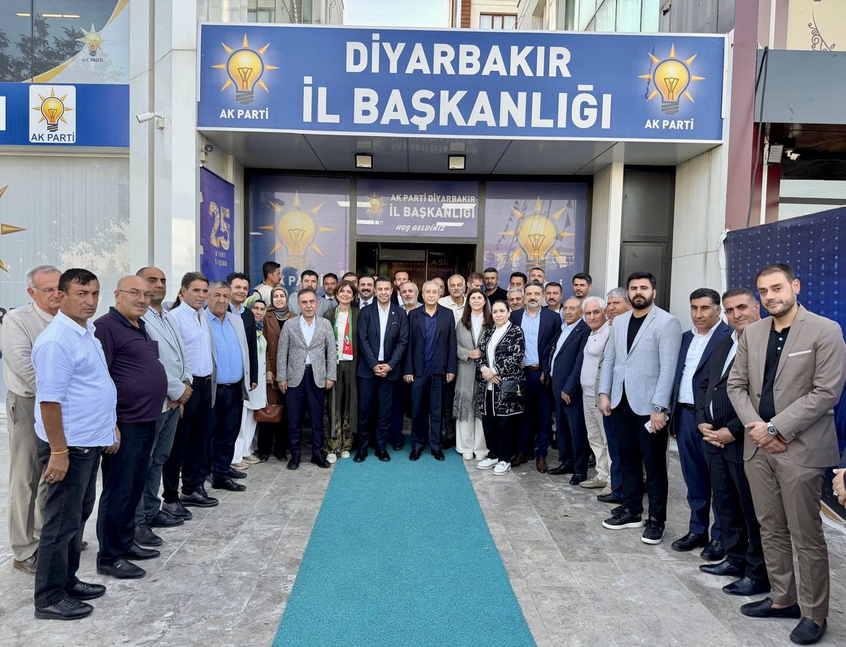 akpartidbakir's tweet photo. 📍 AK Parti Diyarbakır İl Başkanlığı

Tecrübe, istişare ve güçlü teşkilat…

Önceki dönem Gıda, Tarım ve Hayvancılık Bakanımız Sayın Mehmet Mehdi Eker, Milletvekilimiz Sayın Suna Kepolu Ataman, önceki dönem milletvekillerimiz Sayın Oya Eronat, Ebubekir Bal ve Mine Lök Beyaz ve önceki dönem MKYK Üyemiz Sayın Alaattin Parlak ile birlikte İl Yürütme ve Yönetim Kurulu üyelerimizle bir araya geldik.

Diyarbakır’ımızın ihtiyaçlarını, hedeflerini ve teşkilatımızın önümüzdeki dönemde gerçekleştireceği çalışmaları değerlendirdiğimiz buluşmamızda; tecrübe ve istişarenin gücünü bir kez daha ortaya koyduk.

Geçmişten aldığımız tecrübeyi, teşkilatımızın dinamizmiyle birleştirerek Diyarbakır’ımız için daha çok çalışmaya, daha çok üretmeye ve hemşehrilerimizin gönlüne dokunmaya devam edeceğiz.

Cumhurbaşkanımız Sayın Recep Tayyip Erdoğan’ın liderliğinde, birlik ve beraberlik içerisinde Türkiye Yüzyılı hedeflerimiz doğrultusunda Diyarbakır için gece gündüz çalışmayı sürdüreceğiz.

Birlikte güçlüyüz, teşkilatımızla daha güçlüyüz. 🇹🇷