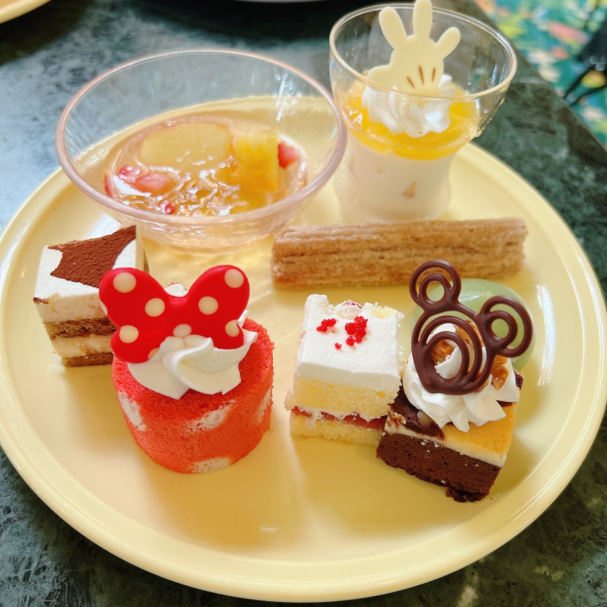 oimono_ko's tweet photo. ハロウィン前滑り込みディズニー🏰
with若者だったので映え写真いっぱい撮れました📸
初✨️クリスタルパレス・レストランにも行けて大満足🤤
久しぶりに開園から閉園まで居て疲れたけど楽しすぎた♡
そしてハロウィン激混み覚悟でやっぱり行きたいな😭と思いました🎃🦇🕸 https://t.co/baEKiJiuoY