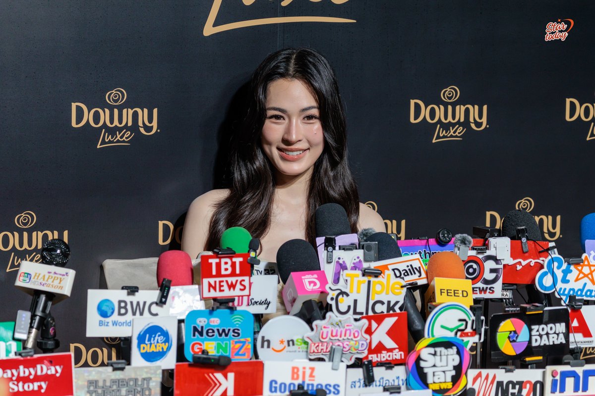 StarTodayEnt's tweet photo. ช่วงสัมภาษณ์สื่อ “หลิงหลิง คอง” ในงานเปิดตัว Brand Ambassador คนล่าสุดของ ดาวน์นี่ ลักซ์ 

LING DOWNY LUXE SUNWAY
#LingXDownyMeetandGreet
#หลิงหลิงคอง #LinglingKwong
#DownyLuxe #DownyxLingling 
#DownySunway #หอมแดดทุกที่ทุกเวลา https://t.co/dttuzCZwpx