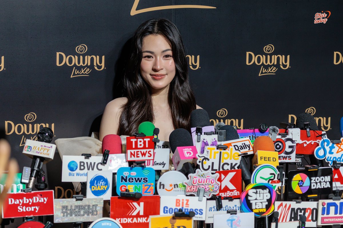 StarTodayEnt's tweet photo. ช่วงสัมภาษณ์สื่อ “หลิงหลิง คอง” ในงานเปิดตัว Brand Ambassador คนล่าสุดของ ดาวน์นี่ ลักซ์ 

LING DOWNY LUXE SUNWAY
#LingXDownyMeetandGreet
#หลิงหลิงคอง #LinglingKwong
#DownyLuxe #DownyxLingling 
#DownySunway #หอมแดดทุกที่ทุกเวลา https://t.co/dttuzCZwpx