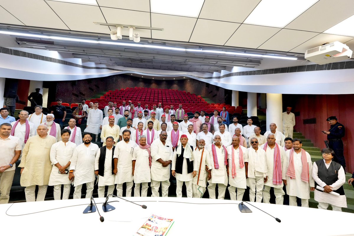 yadavakhilesh's tweet photo. दिन पर दिन बढ़ रहा है पीडीए का क़ाफ़िला और अपनेपन से हौसला! https://t.co/DLAbZVYlc8
