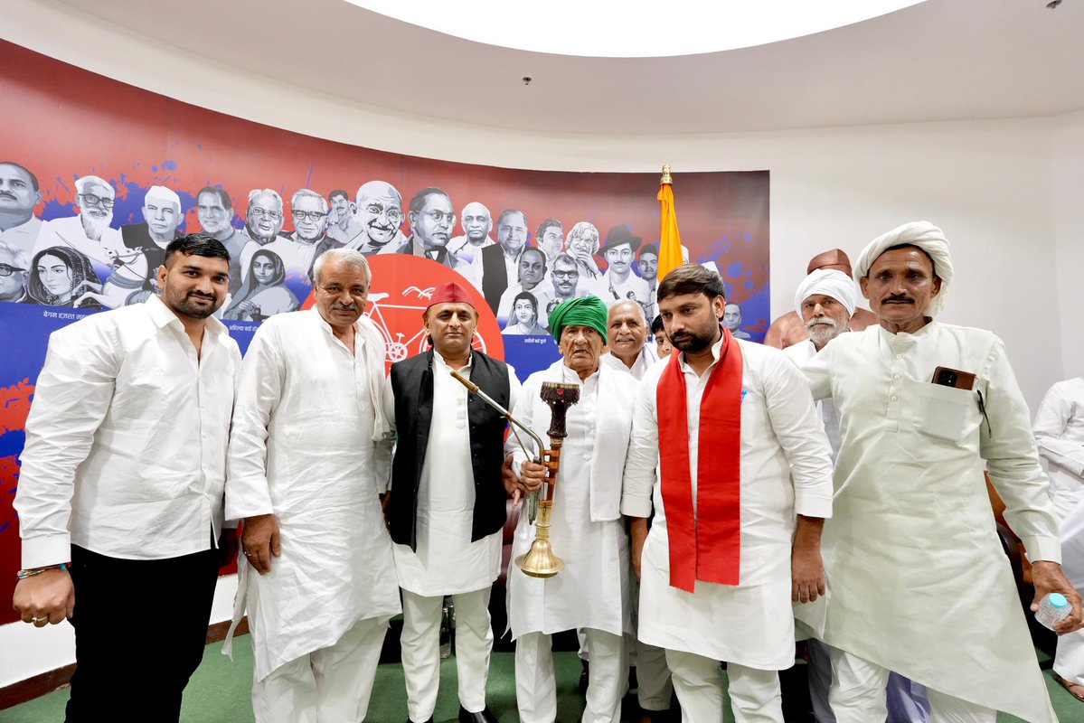 yadavakhilesh's tweet photo. दिन पर दिन बढ़ रहा है पीडीए का क़ाफ़िला और अपनेपन से हौसला! https://t.co/DLAbZVYlc8