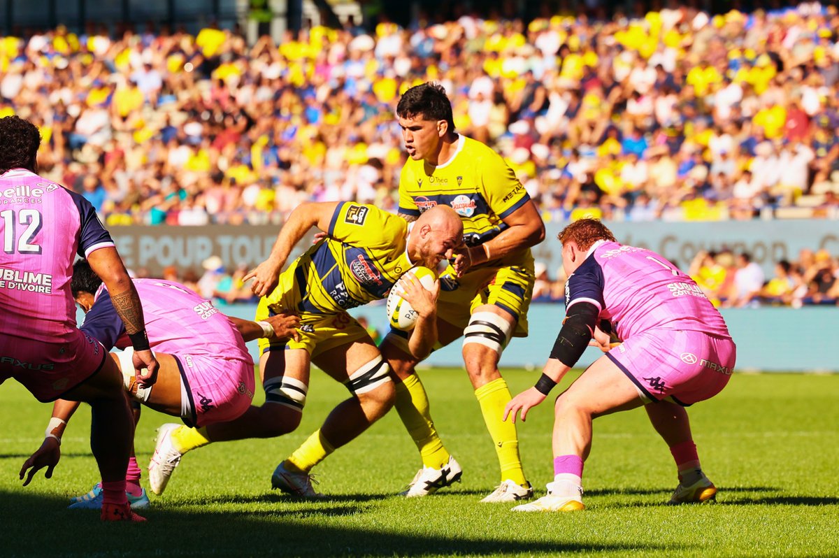 ClermontFd's tweet photo. Retrouver le Michelin, retrouver nos Jaunards… et fêter une victoire 💛💙

Bravo à l’@ASMOfficiel pour ce 25–16 face au Stade Français : la Ville de #ClermontFerrand est à vos côtés, avec la #YellowArmy, et vous souhaite une très belle saison ! https://t.co/U2jqwFUXS5