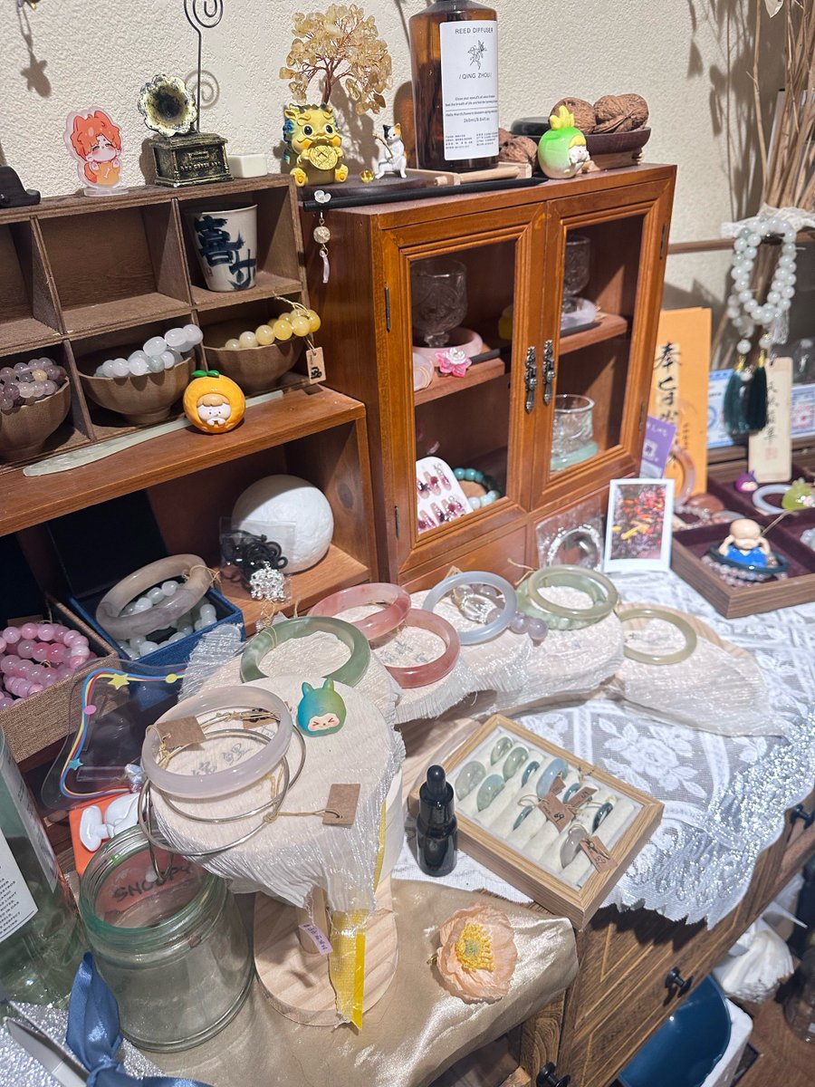 StarlaNuneecc's tweet photo. Just did a weekend old stuff clear-out! Found vintage books, a functional ceramic mug and lots of unused small items. Decided to donate the good ones and list others for sale – decluttering feels so fresh. https://t.co/23fdFYvSf6