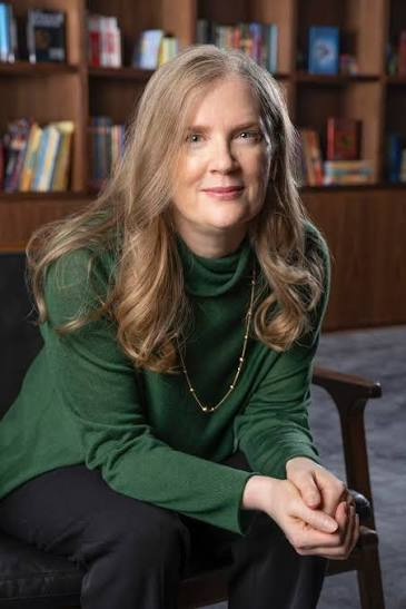 thngergames's tweet photo. hoje fazem 18 anos que suzanne collins lançou jogos vorazes, o primeiro livro de uma saga que inspirou politicamente vários jovens, com temas pertinentes sobre a sociedade, como desigualdade social, glamourização de mortes pela mídia, consciência de classe, etc https://t.co/ibiBKmdEHh