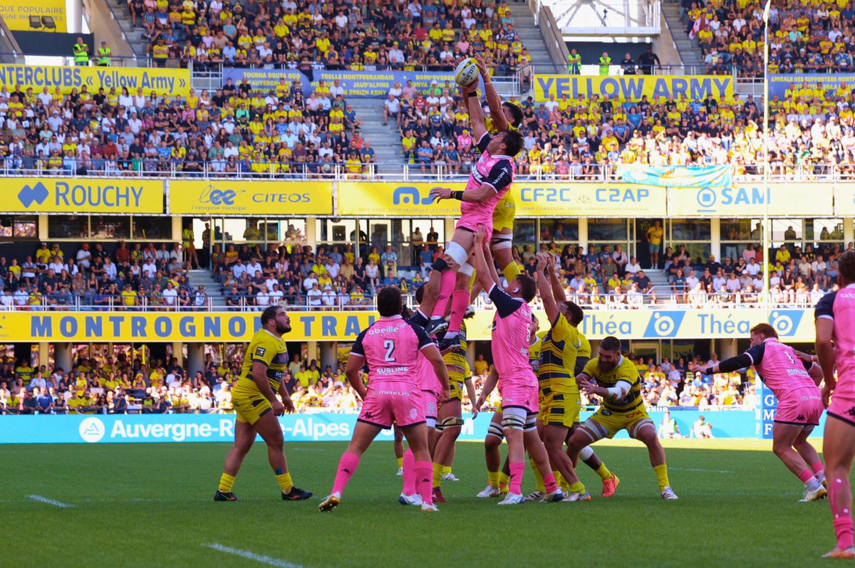 ClermontFd's tweet photo. Retrouver le Michelin, retrouver nos Jaunards… et fêter une victoire 💛💙

Bravo à l’@ASMOfficiel pour ce 25–16 face au Stade Français : la Ville de #ClermontFerrand est à vos côtés, avec la #YellowArmy, et vous souhaite une très belle saison ! https://t.co/U2jqwFUXS5