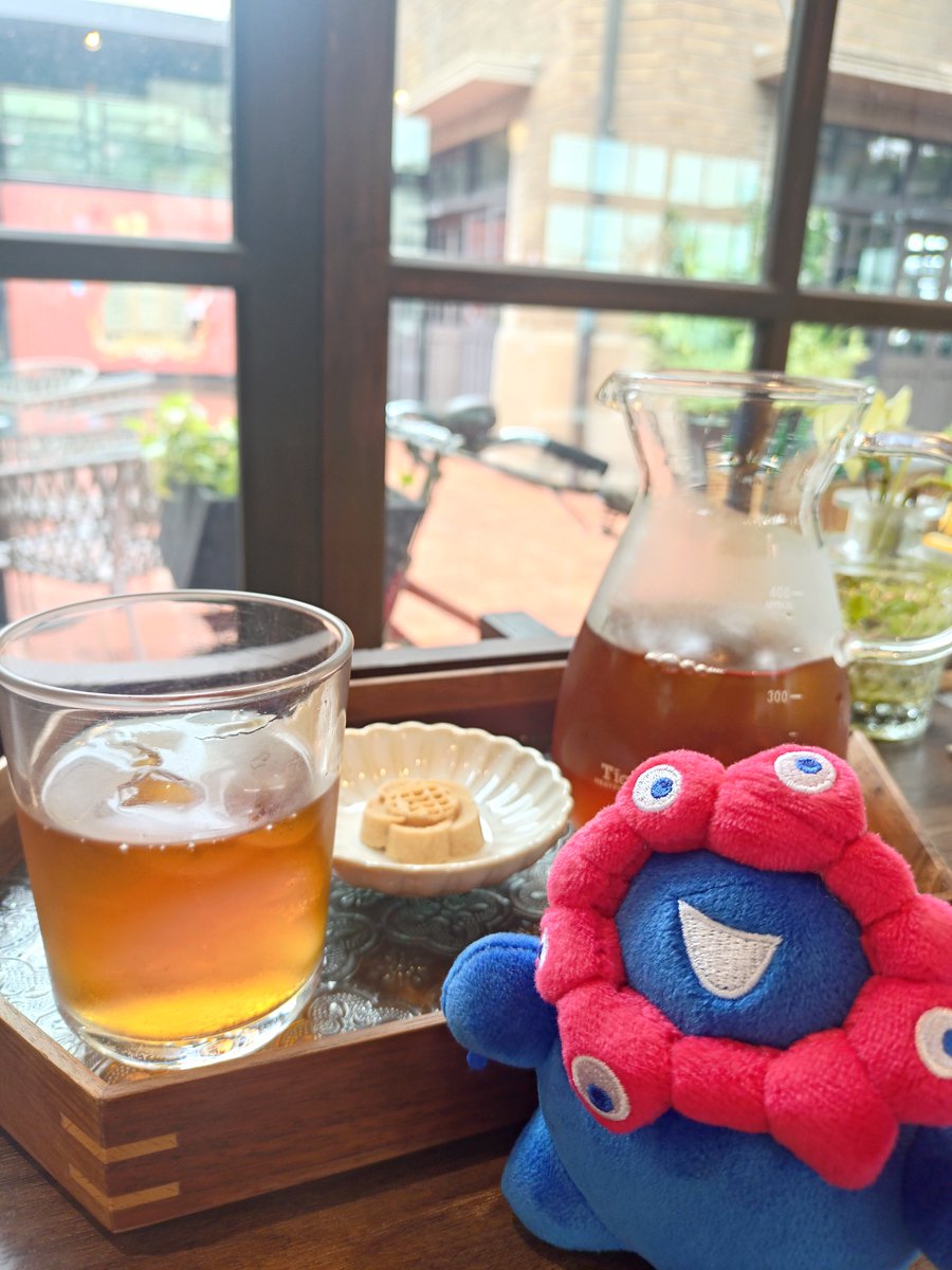 riko_ynz's tweet photo. 2026年夏の台湾のきろく18
#林百貨店 のHayashi Cafe
外の暑さに耐えかねて、頼んだのはこの日もアイスの蜜香紅茶（180元）。こちらのお店もたっぷり量があるのがうれしい。ほんのりした甘みが不思議で美味しい😇 レトロな店内でゆったりしたひととき。#もっちりミャクミャク #台南 https://t.co/xN9OktVS5C