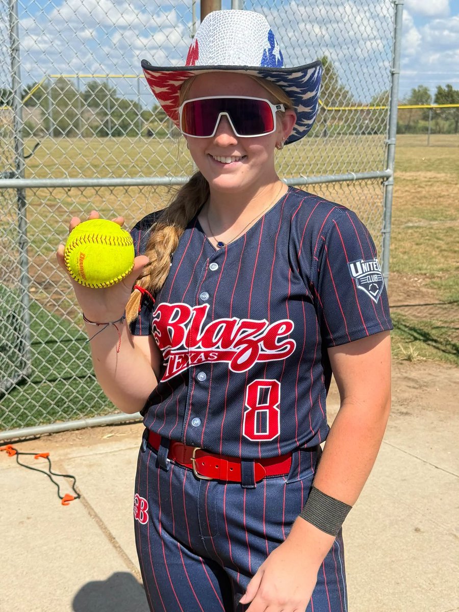 txblazeatxnat's tweet photo. 💣2028 Emery Ericson picked up where she left off in summer sending our first Fall season bomb over the left field fence!  Keep ‘em coming #8!💣 https://t.co/2M4ifRwNQV