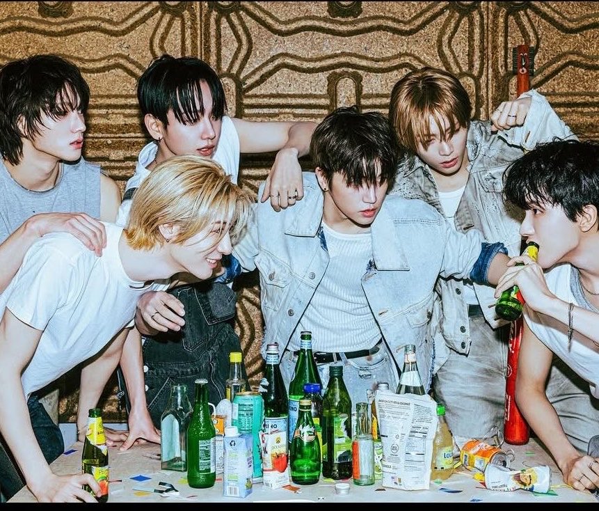 ihugmyung's tweet photo. party and the hangover aftermath https://t.co/1Ys2GF91yi