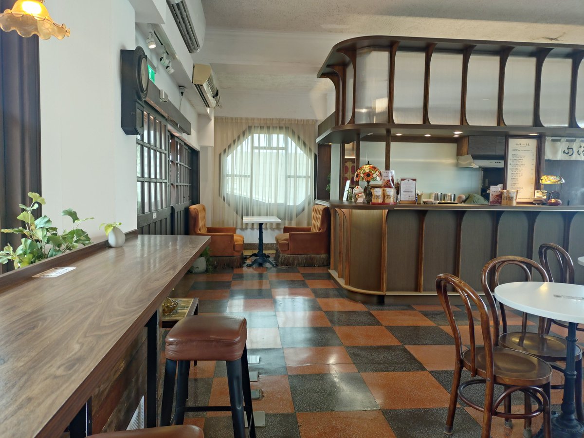 riko_ynz's tweet photo. 2026年夏の台湾のきろく18
#林百貨店 のHayashi Cafe
外の暑さに耐えかねて、頼んだのはこの日もアイスの蜜香紅茶（180元）。こちらのお店もたっぷり量があるのがうれしい。ほんのりした甘みが不思議で美味しい😇 レトロな店内でゆったりしたひととき。#もっちりミャクミャク #台南 https://t.co/xN9OktVS5C