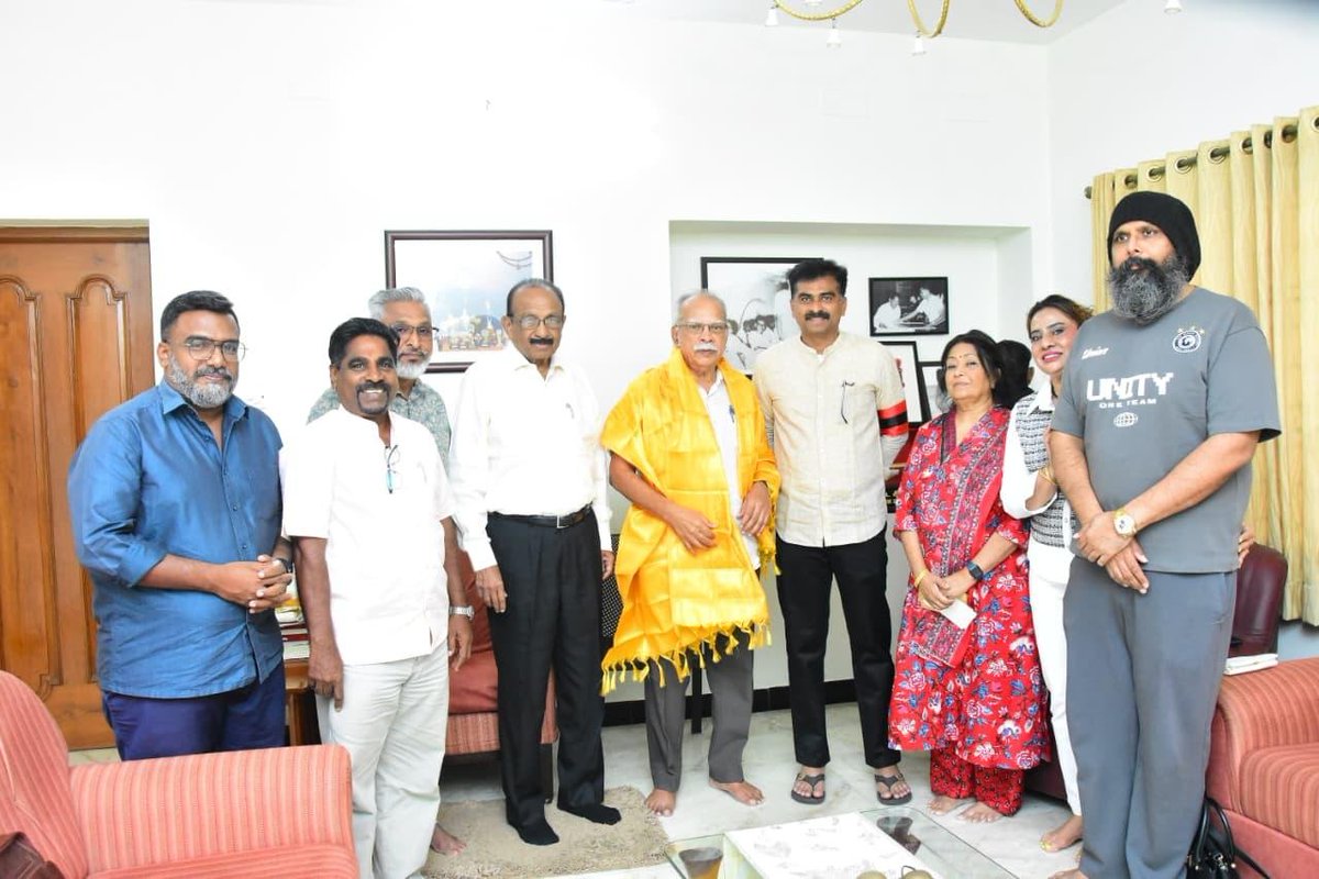 duraivaikooffl's tweet photo. மலேசிய நாட்டின் பினாங்கு மாநில முன்னாள் துணை முதல்வரும், மலேசிய உரிமைக் கட்சியின் நிறுவனத் தலைவருமான பெருமரியாதைக்குரிய பேராசிரியர் இராமசாமி அவர்கள் தங்கள் இணையருடன், இன்று (14.09.2026) எங்களது அண்ணா நகர் இல்லத்திற்கு வருகை தந்து, தலைவர் அவர்களையும் என்னையும் மரியாதை நிமித்தமாகச் சந்தித்தார்கள். அவரைப் பட்டாடை அணிவித்து வரவேற்று மகிழ்ந்தேன்.

அப்போது, மலேசிய நாட்டின் அரசியல், பொருளாதாரம் குறித்தும், தமிழ்நாட்டின் அரசியல் மாற்றம் குறித்தும் பல்வேறு கோணங்களில் உரையாடினோம்.

அதன்பிறகு, எங்கள் இல்லத்தில் ஏற்பாடு செய்யப்பட்டிருந்த மதிய விருந்தில் பங்கேற்று சிறப்பித்தார்கள்.

இந்தச் சந்திப்பிலும் விருந்து உபசரிப்பிலும் மலேசிய உரிமைக் கட்சி துணைத் தலைவரும், மலேசியத் தமிழர் குரல் அறவாரியத் தலைவருமான திரு. டேவிட் மார்ஷல் அவர்களும், பினாங்கு மாநில முன்னாள் சட்டமன்ற உறுப்பினரும் மலேசிய உரிமைக் கட்சிப் பொதுச் செயலாளருமான திரு. சதீஷ் முனியாண்டி அவர்களும், மலேசிய உரிமைக் கட்சிப் பொருளாளர் திரு. கிருஷ்ணசாமி அவர்களும், மலேசிய உரிமைக் கட்சியின் அரசியல் ஆலோசகரும் மலேசிய உயர்நீதிமன்ற வழக்குரைஞருமான முனைவர் திரு. சம்ஷேர் சிங் அவர்களும் கலந்துகொண்டு சிறப்பித்தனர்.

அன்புடன்,
துரை வைகோ
நாடாளுமன்ற உறுப்பினர் (திருச்சி)
மறுமலர்ச்சி திமுக
14.09.2026

#DuraiVaiko #Vaiko #mdmk #tvk @proframasamy