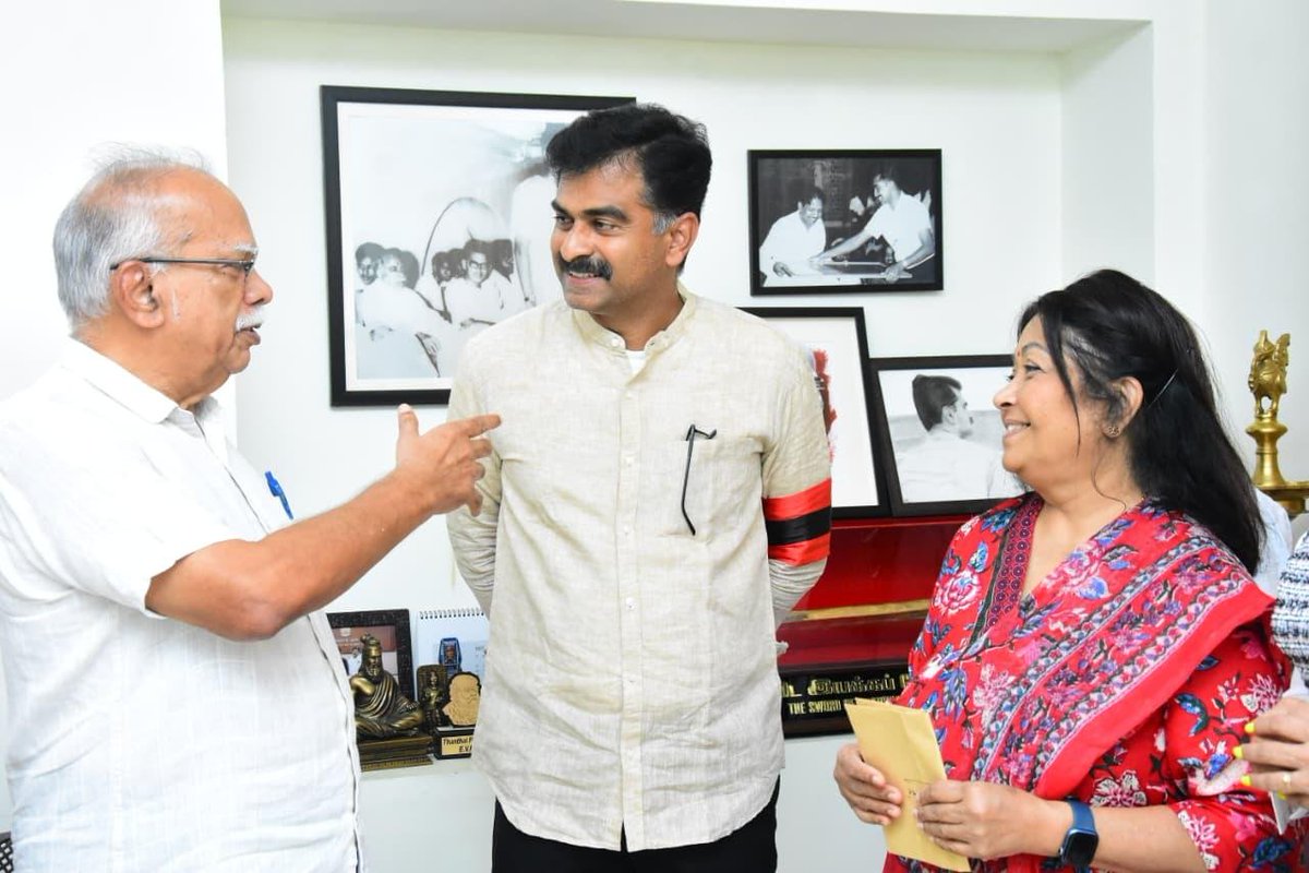 duraivaikooffl's tweet photo. மலேசிய நாட்டின் பினாங்கு மாநில முன்னாள் துணை முதல்வரும், மலேசிய உரிமைக் கட்சியின் நிறுவனத் தலைவருமான பெருமரியாதைக்குரிய பேராசிரியர் இராமசாமி அவர்கள் தங்கள் இணையருடன், இன்று (14.09.2026) எங்களது அண்ணா நகர் இல்லத்திற்கு வருகை தந்து, தலைவர் அவர்களையும் என்னையும் மரியாதை நிமித்தமாகச் சந்தித்தார்கள். அவரைப் பட்டாடை அணிவித்து வரவேற்று மகிழ்ந்தேன்.

அப்போது, மலேசிய நாட்டின் அரசியல், பொருளாதாரம் குறித்தும், தமிழ்நாட்டின் அரசியல் மாற்றம் குறித்தும் பல்வேறு கோணங்களில் உரையாடினோம்.

அதன்பிறகு, எங்கள் இல்லத்தில் ஏற்பாடு செய்யப்பட்டிருந்த மதிய விருந்தில் பங்கேற்று சிறப்பித்தார்கள்.

இந்தச் சந்திப்பிலும் விருந்து உபசரிப்பிலும் மலேசிய உரிமைக் கட்சி துணைத் தலைவரும், மலேசியத் தமிழர் குரல் அறவாரியத் தலைவருமான திரு. டேவிட் மார்ஷல் அவர்களும், பினாங்கு மாநில முன்னாள் சட்டமன்ற உறுப்பினரும் மலேசிய உரிமைக் கட்சிப் பொதுச் செயலாளருமான திரு. சதீஷ் முனியாண்டி அவர்களும், மலேசிய உரிமைக் கட்சிப் பொருளாளர் திரு. கிருஷ்ணசாமி அவர்களும், மலேசிய உரிமைக் கட்சியின் அரசியல் ஆலோசகரும் மலேசிய உயர்நீதிமன்ற வழக்குரைஞருமான முனைவர் திரு. சம்ஷேர் சிங் அவர்களும் கலந்துகொண்டு சிறப்பித்தனர்.

அன்புடன்,
துரை வைகோ
நாடாளுமன்ற உறுப்பினர் (திருச்சி)
மறுமலர்ச்சி திமுக
14.09.2026

#DuraiVaiko #Vaiko #mdmk #tvk @proframasamy