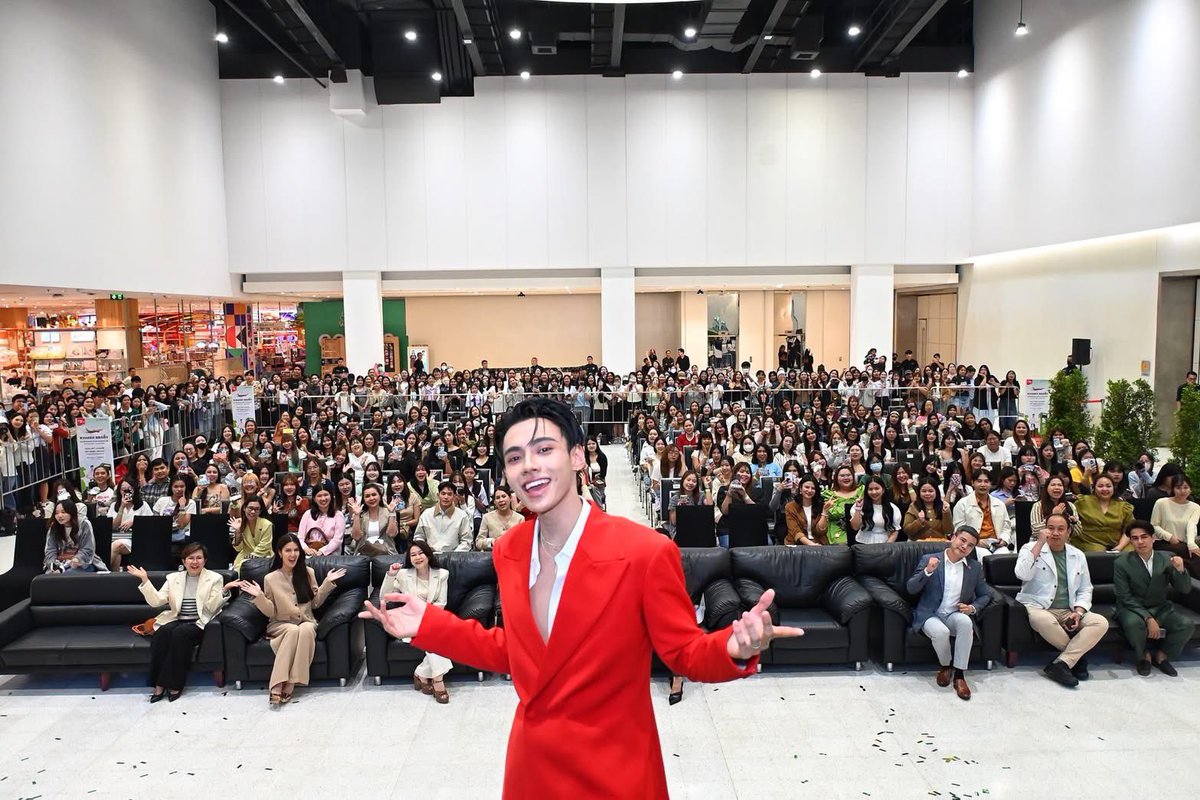 nuyhkeab0409's tweet photo. จะว่าไปนางแอบเหมือนติวเตอร์5555554 https://t.co/BpsX2bAiAT