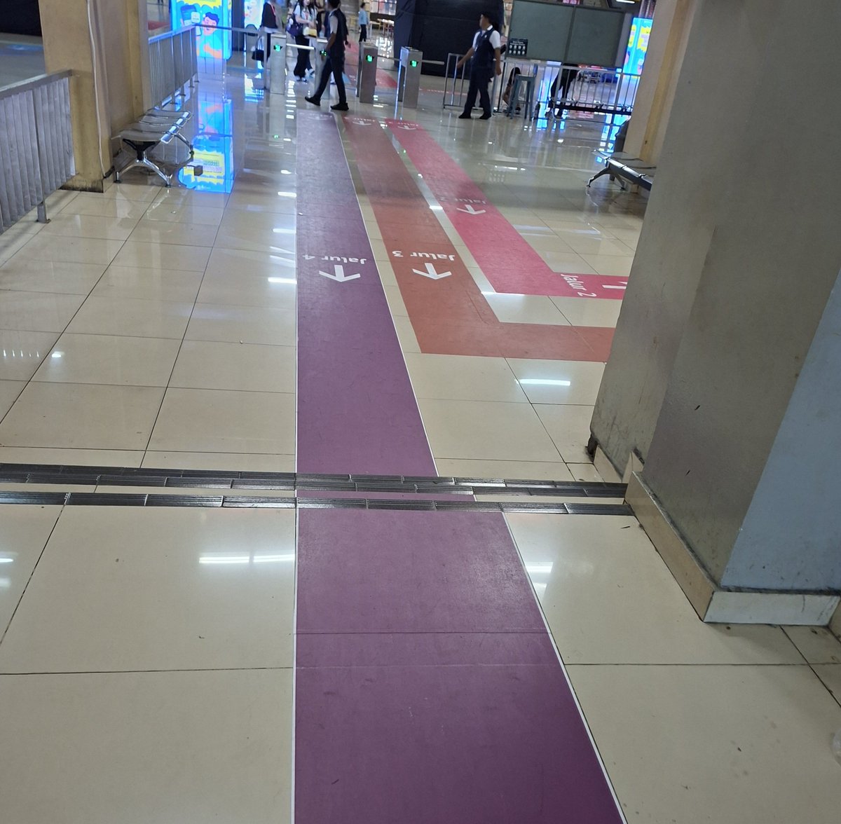 DailyTJS61's tweet photo. penunjuk jalur di terminal Blok M➡️➡️➡️ https://t.co/nVY5z7YV6m