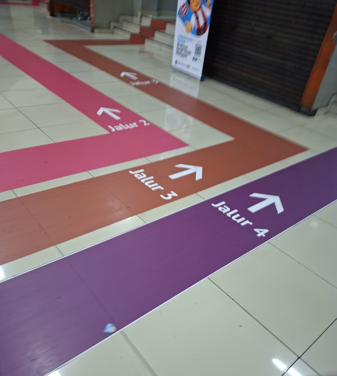 DailyTJS61's tweet photo. penunjuk jalur di terminal Blok M➡️➡️➡️ https://t.co/nVY5z7YV6m