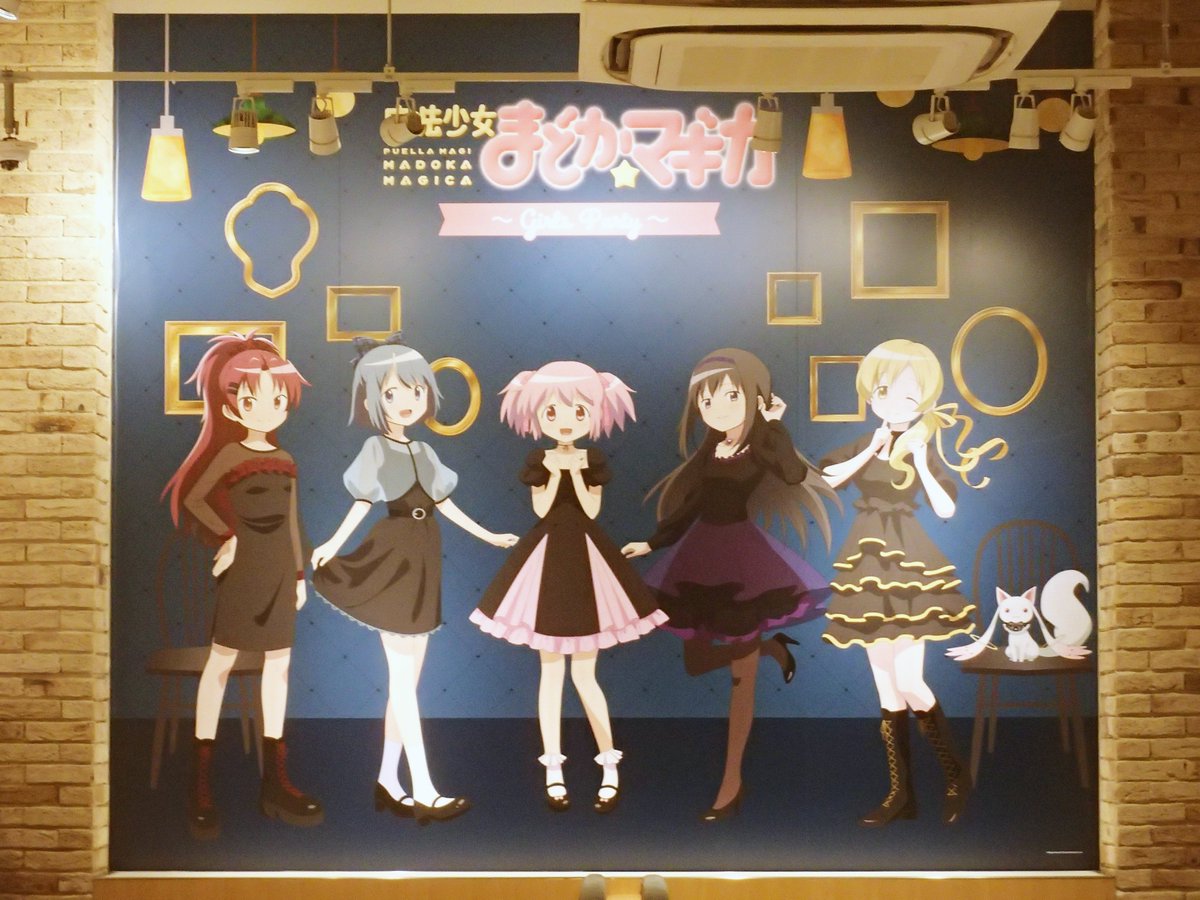 happi98ft24's tweet photo. 魔法少女まどか☆マギカ ～Girls Party～
BOX cafe&amp;space ま���マギ カフェ
(2026年1月)

キャライメージの
ドーナツがかわいかった～

食べてみたかったのは
杏子のスカーレットアップルドーナツ。

みんな黒の服で揃えてるけど、
キュゥべえは腹黒ってことでしょ😁？ https://t.co/HlUukS2rf7