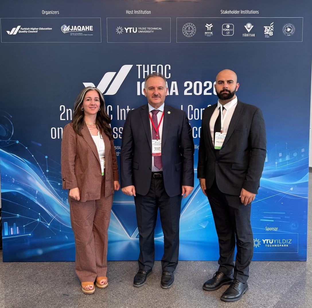 hrumedya's tweet photo. Kalite Güvencesi ve Akreditasyon Alanında Uluslararası Buluşma

Yükseköğretim Kalite Kurulu (YÖKAK) tarafından, Yıldız Teknik Üniversitesi ev sahipliğinde İstanbul'da düzenlenen "2026 YÖKAK Uluslararası Kalite Güvencesi ve Akreditasyon Konferansı"na Harran Üniversitesi'nden bir heyet katıldı.

Rektör Prof. Dr. Mehmet Tahir Güllüoğlu, Sürdürülebilirlik Ofisi Başkanı Şeref Can Serin ve Kalite Koordinatörü Ayşegül Sarpkaya'nın yer aldığı heyet, "Dijital Dönüşüm Sürecinde Kalite Güvence Sistemleri ve Yapay Zekâ" temasıyla gerçekleştirilen konferansın oturumlarını takip etti.

Konferans kapsamında; kalite güvence sistemlerinin dijital dönüşüm sürecinde yeniden yapılandırılması, yapay zekâ destekli kalite politikaları, veri temelli karar alma mekanizmaları ve kurumsal yönetişim modelleri gibi başlıklar ele alındı. Ayrıca uluslararasılaşma, ortak ve çift diploma programlarının kalite süreçleri ile mikro-yeterlilikler gibi konular da katılımcılarla paylaşıldı.

Harran Üniversitesi heyeti, konferans süresince yükseköğretim kurumlarının kalite güvencesi ve akreditasyon alanındaki güncel uygulamalarını yakından değerlendirme ve alanındaki temsilcilerle bilgi paylaşımında bulunma imkânı buldu.