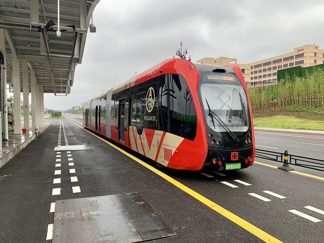 IgnacioBTato's tweet photo. En China ya hay tranvías sin vías. Un laser lee la puntura del piso y nunca se desvía. Ocupa menos espacio de ancho, permite que circulen otros autos. Con el sistema trucho del trambus, están generando un caos de tránsito porque achicaron todos los carriles. Más allá de que debería ser un subte y listo.
