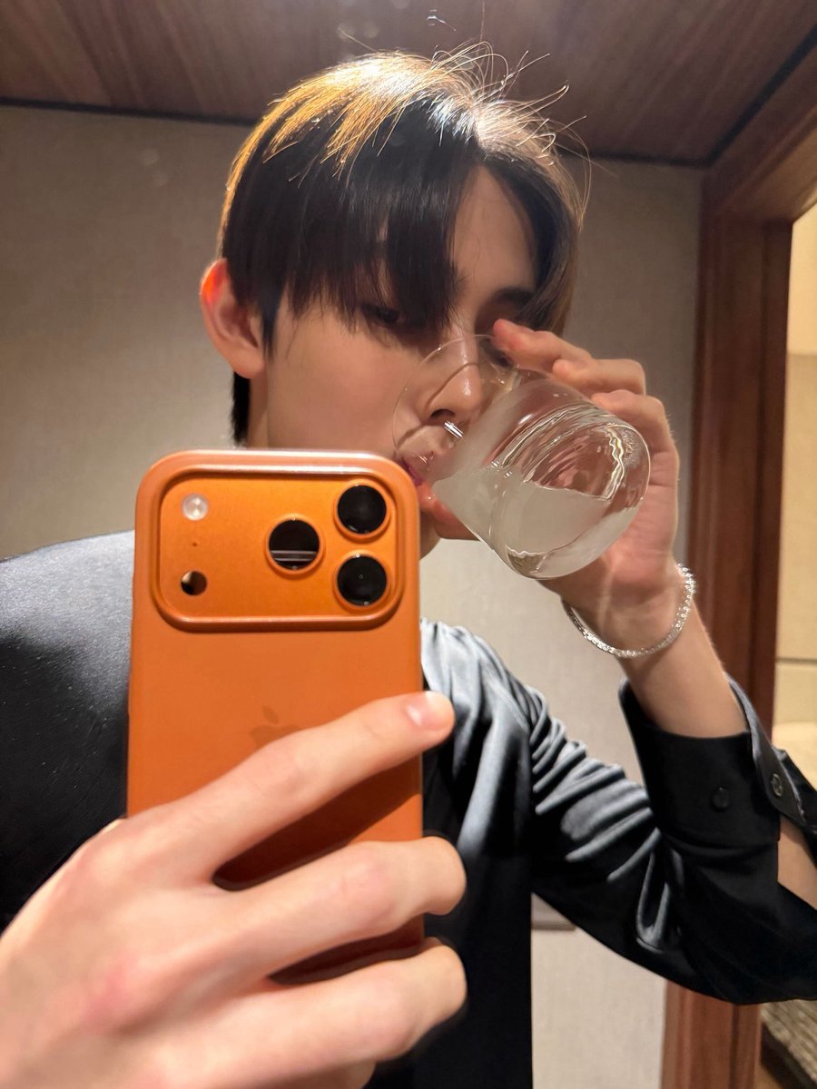 Keonhyeon_meng's tweet photo. tipe pacar suka pap apapun yg dilakuin😭

"hai aku lagi num sirup rasa apa ini gatau"

"hai aku juga num air putih karna aku suka menjadi sehat"

"hai aku nom nom permen karet tapi udah ga manis"

"hai aku dibeliin eskrim sama abang jamie, next kamu beliin aku ya"

pacarnya kono🫸🏻😁
