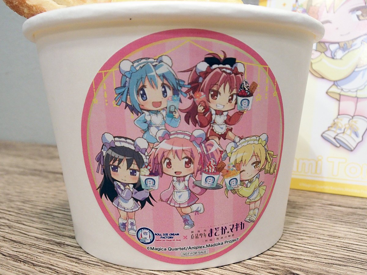 happi98ft24's tweet photo. まどかマギカ × ロールアイスクリームファクトリー
(2026年1月)

「マミのアップルパイロールアイス」

パイクッキーに角切りりんご、
シナモンのいい香り～
なるほどアップルパイだわ。

バニラアイスも添えられた
リッチなアップルパイ☆

オマケはマミさんだった！
やったね～😊 https://t.co/Bxt4DwglSF