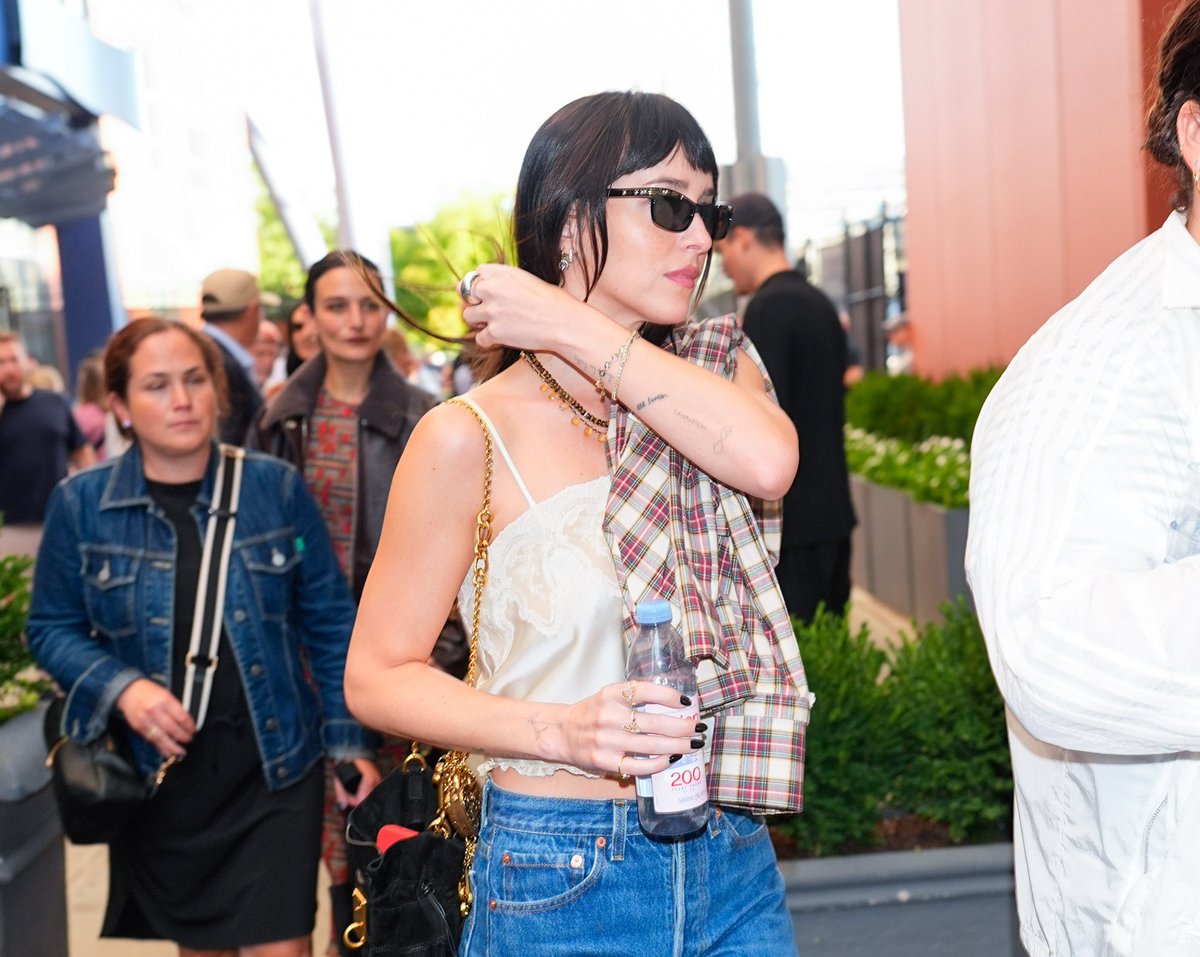 dakotajohnsonpt's tweet photo. 📸 Adicionámos novos candids da Dakota Johnson enquanto deixava o 2026 US Open Tennis Championships ontem, 13, em Nova Iorque.

Confiram todas as fotos no link abaixo!
https://t.co/ppCalMgYVh https://t.co/ifWbXuoAhq