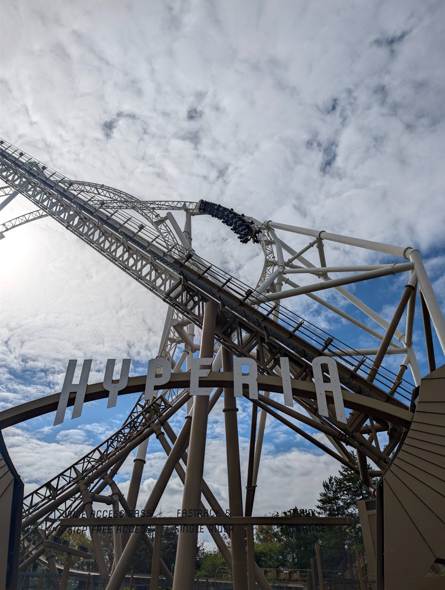 onetrainops's tweet photo. i try and give Hyperia a chance everytime i go to thorpe but i think i end up disliking it more each time; arguably the roughest coaster in the UK, an incredibly unsatisfying ride experience and the elements not hitting anywhere near like they used to, it's a huge shame 🥲 https://t.co/GhrVj8upWO