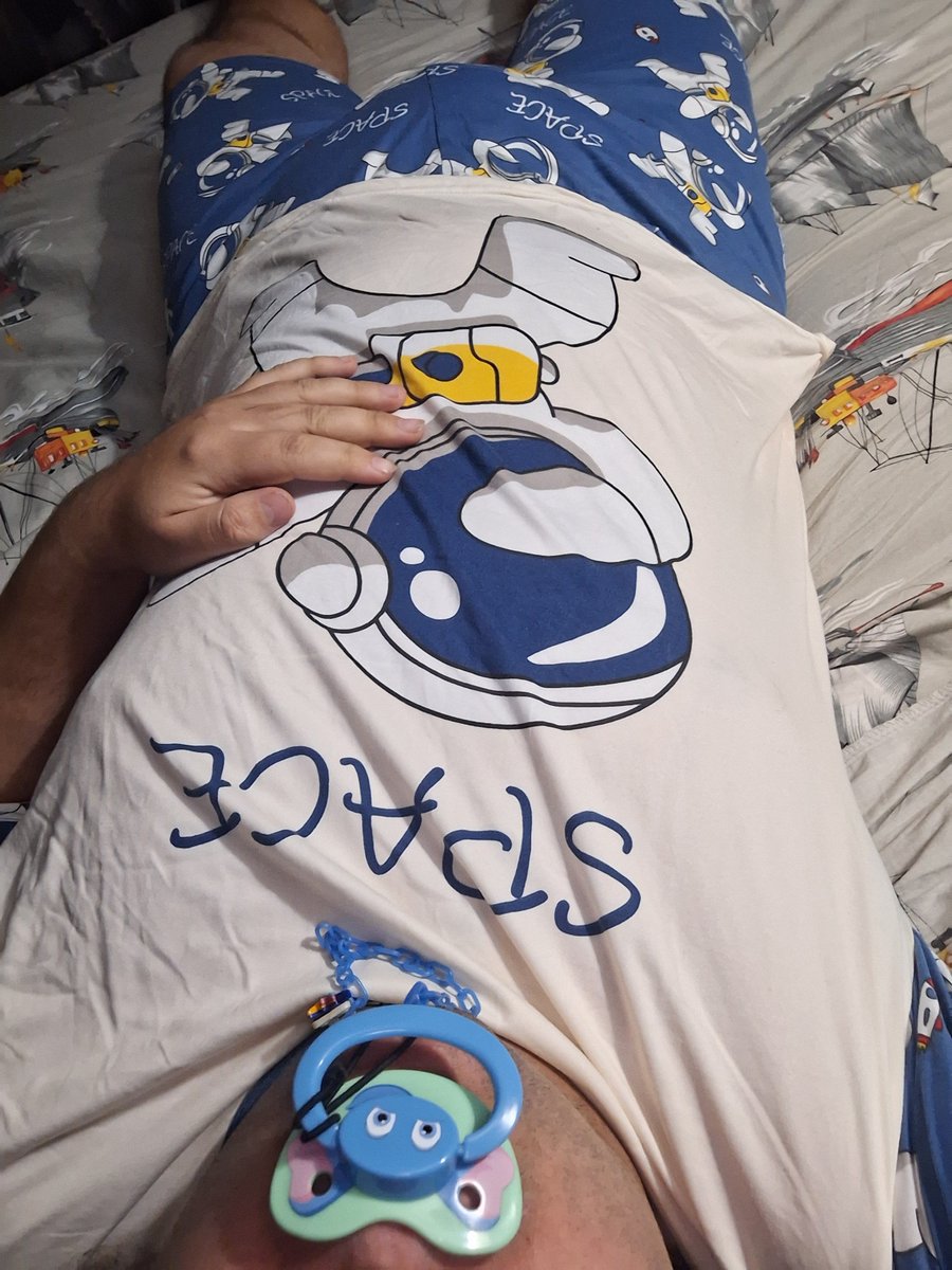 Cronos695588's tweet photo. 🧑🏽Mas...mas... eu já disse que não preciso de fraldas!!

🧑🏼Mas o papai disse que precisa,então vai usar ou você  quer passar o dia inteiro restrito ao seu berço pelo segufix ou na senhora camisa de força,então vai colocar sua fralda?

🧑🏽Sim!

🧑🏼Sim o que?!

🧑🏽Sim papai!! https://t.co/MUwWdm21S0