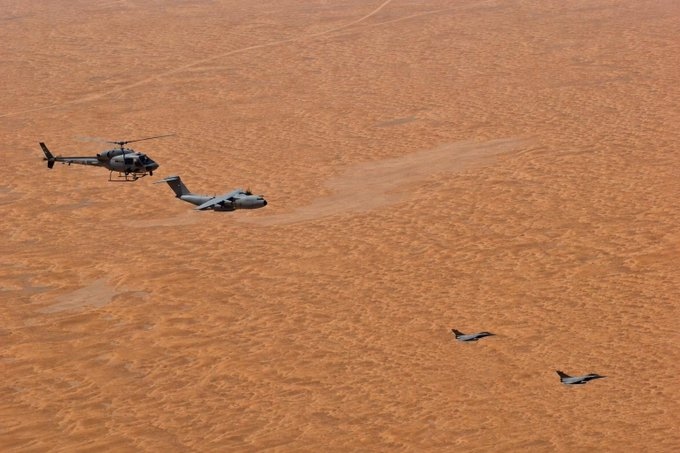 top_force's tweet photo. 🚁✈️🇫🇷 #H125M #Fennec, #A400M #Atlas, #Rafale #AAE @Armee_de_lair #FFEAU @FFEAU_ALINDIEN 🇦🇪 https://t.co/O0gq9YUeTN